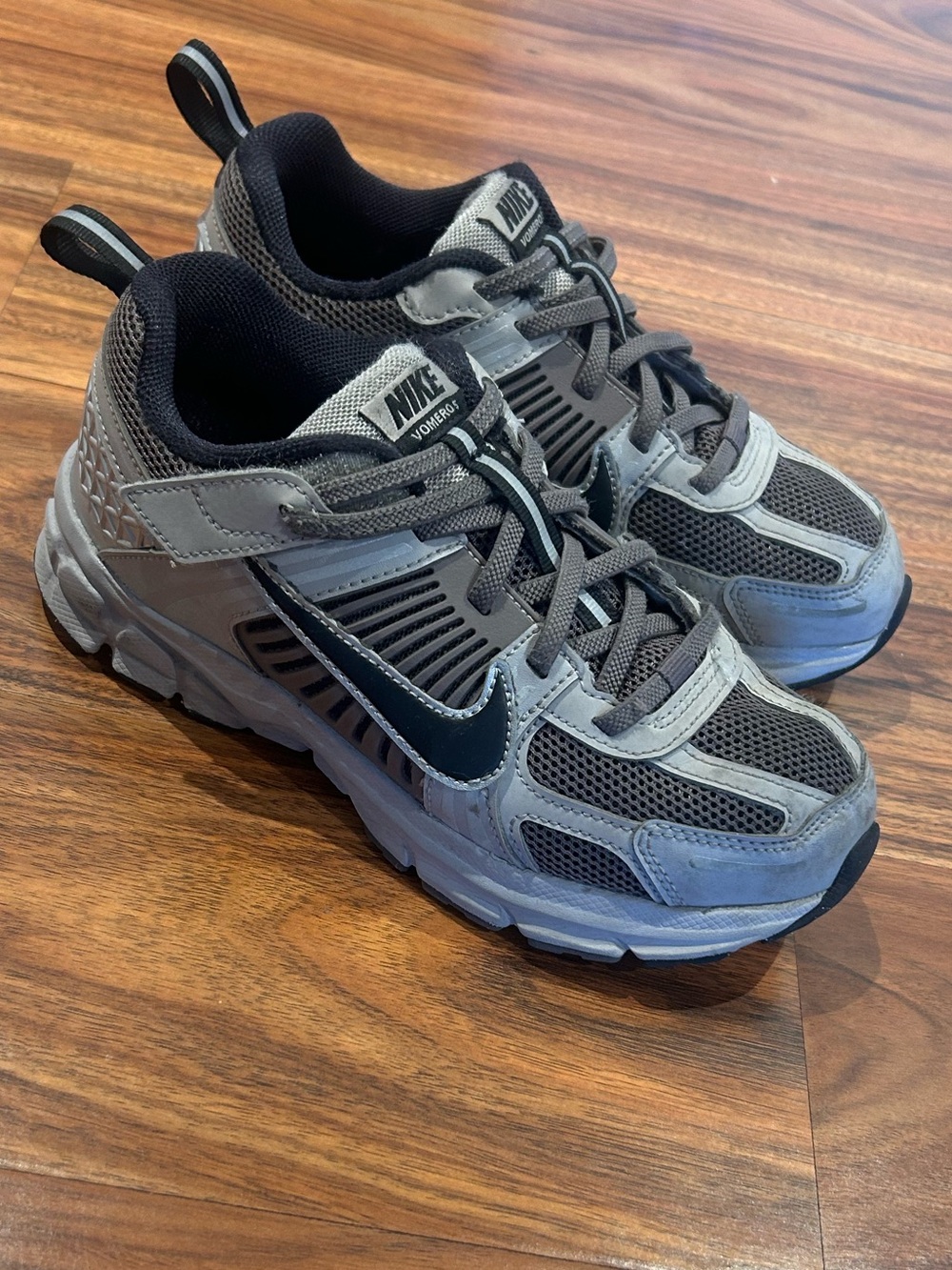 Nike vomero kids athletic sneaker Velcro no tie stretch laces size 3